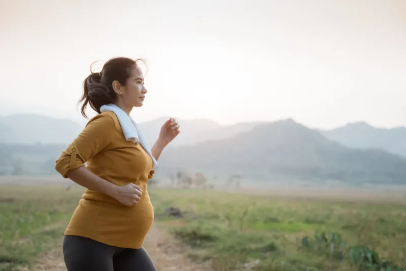 Olahraga teratur dapat menjaga kenaikan berat badan ibu hamil agar tidak berlebihan. 